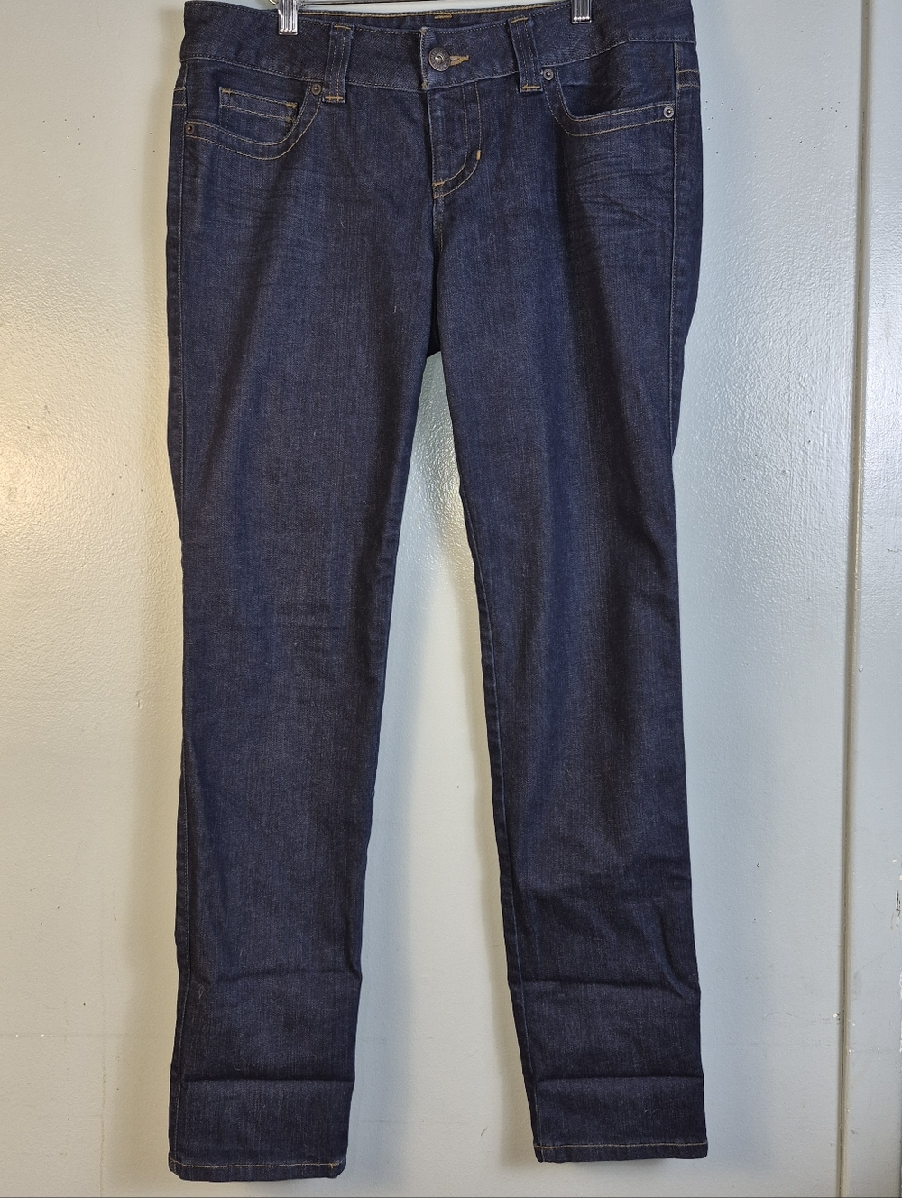 GUESS Los Angeles Women’s Jeans – Size 32 – Dark Wash – Preowned
